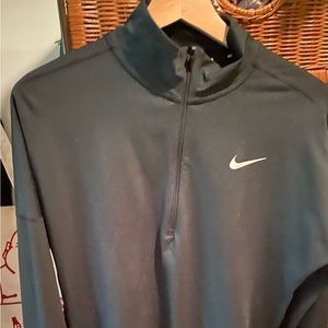 Nike pull -over  black